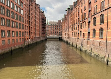Sanierung der Kaimauern der inneren Speicherstadt