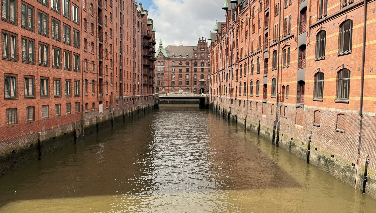 Sanierung der Kaimauern der inneren Speicherstadt